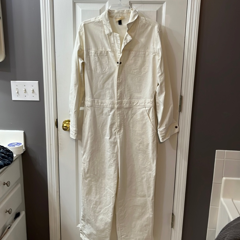 White, painters jumpsuit. Pockets, full length, very comfortable.